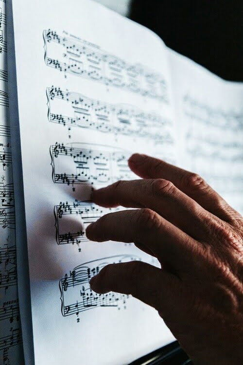 Main sur partition piano