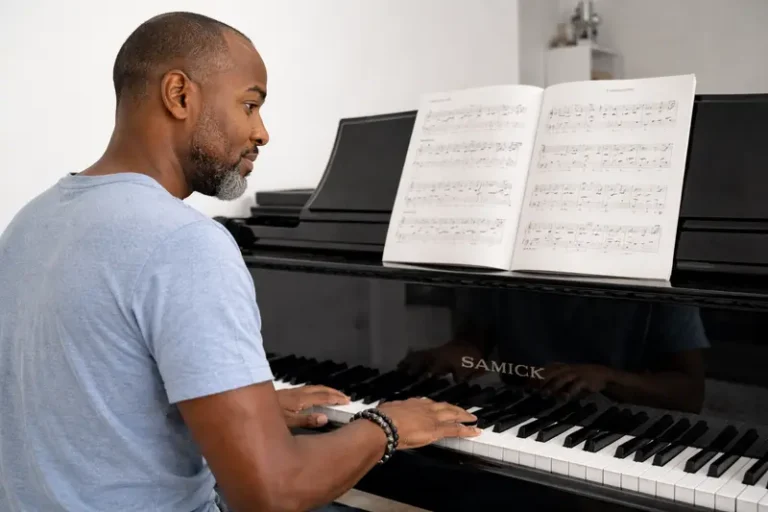 Homme au cours de piano en ligne