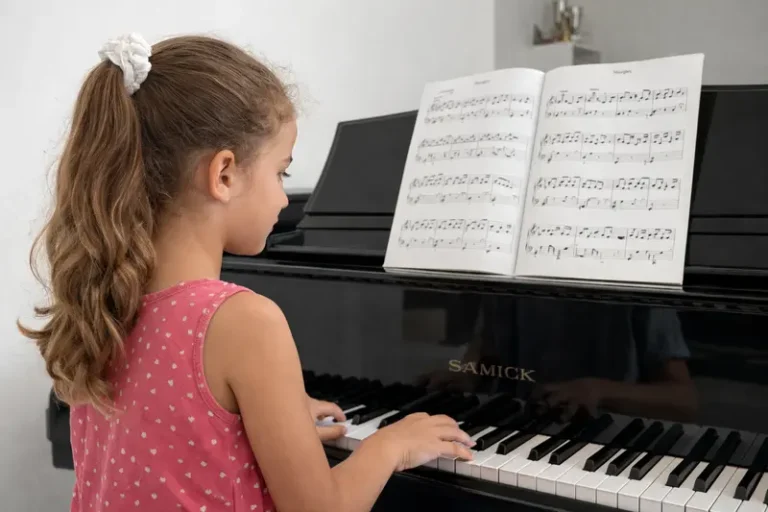 Jeune fille au cours de piano